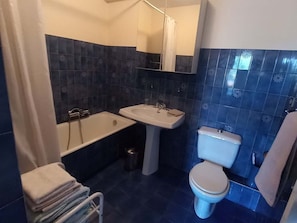 A bathroom with a bathtub, sink, toilet, and a towel rack. - Holiday Apartment With 2 Bedrooms (Antibes)
