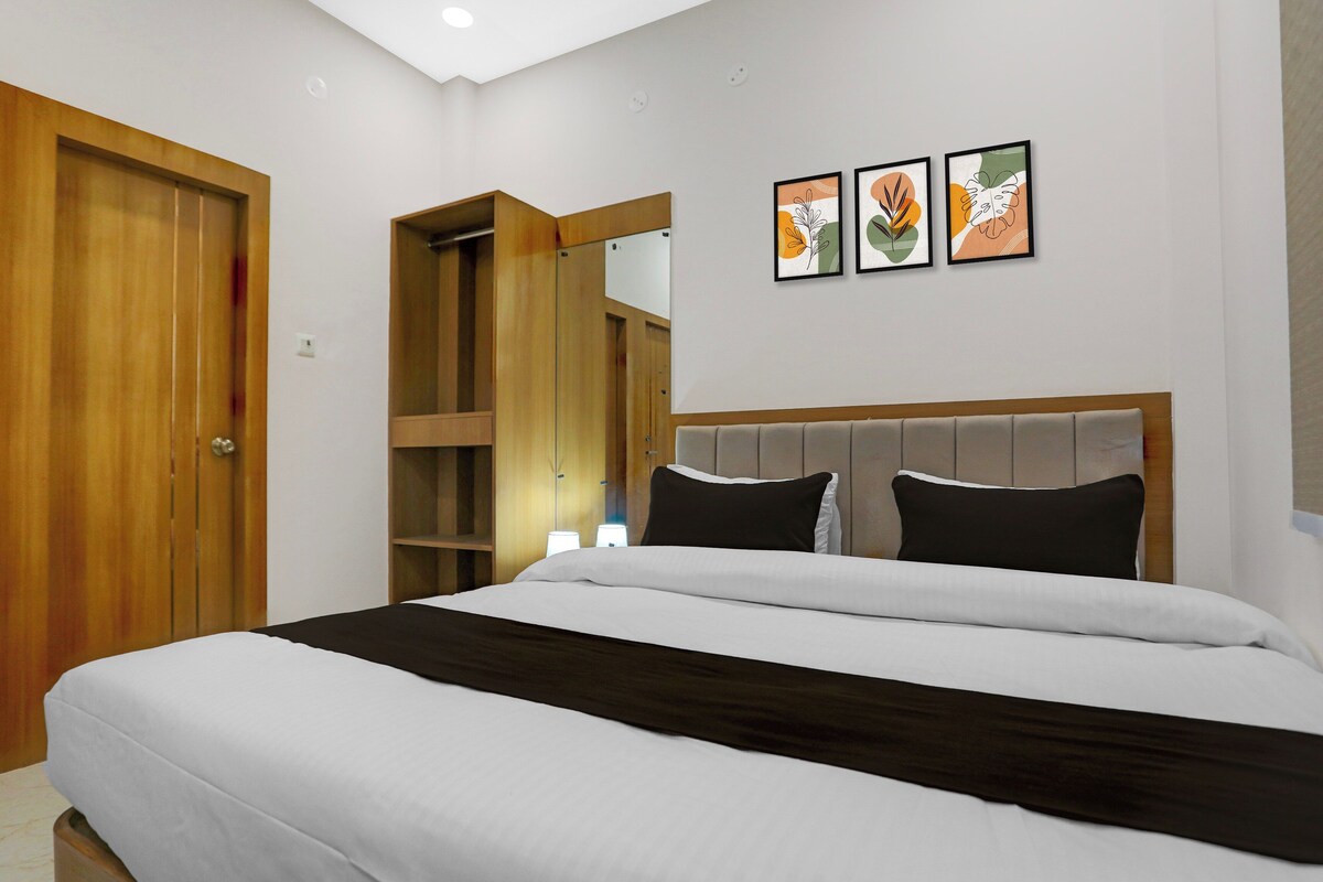 Una habitación de hotel con cama, armario y espejo.