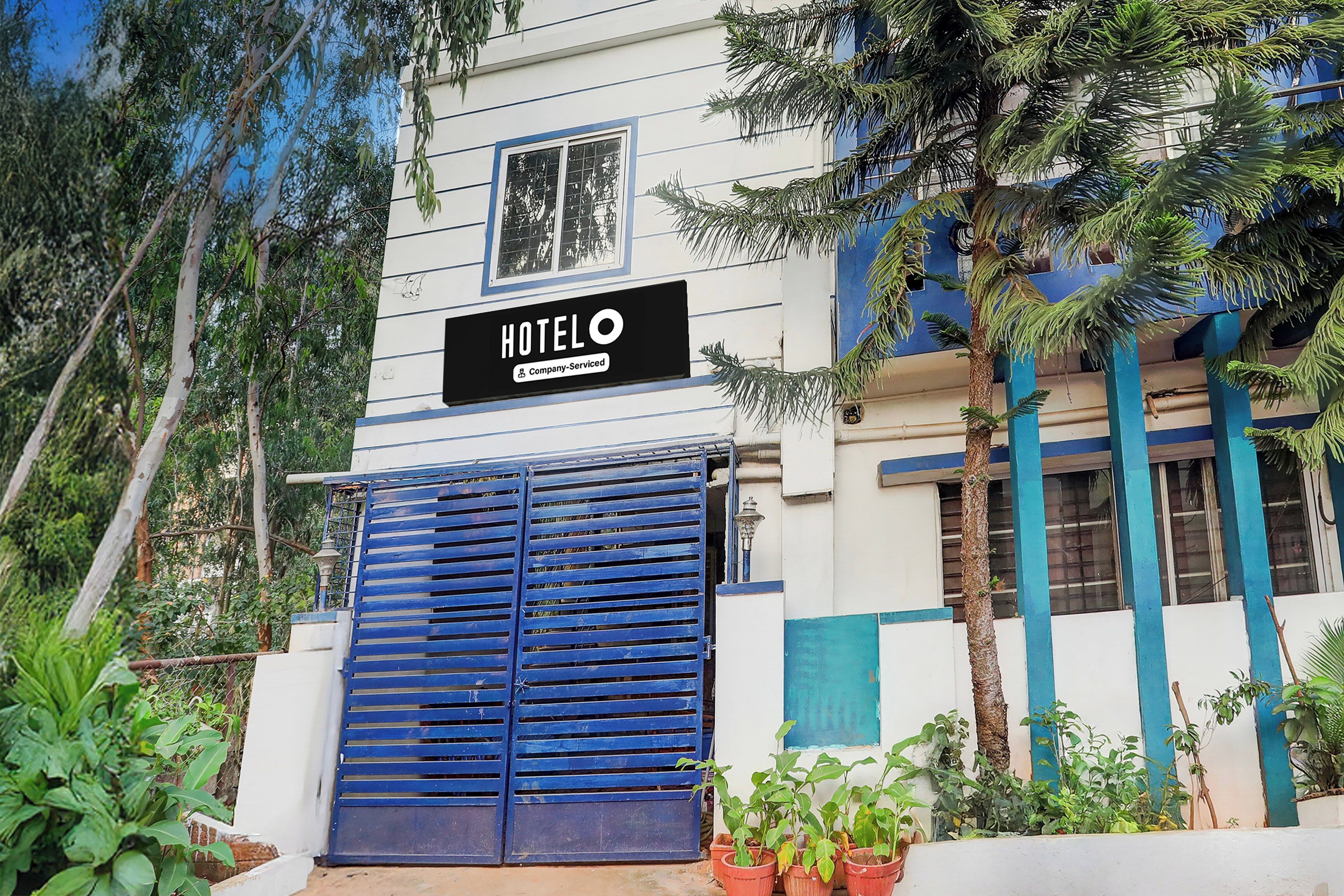 A hotel with a sign indicating it is company-serviced.