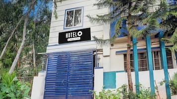 A hotel with a sign indicating it is company-serviced.