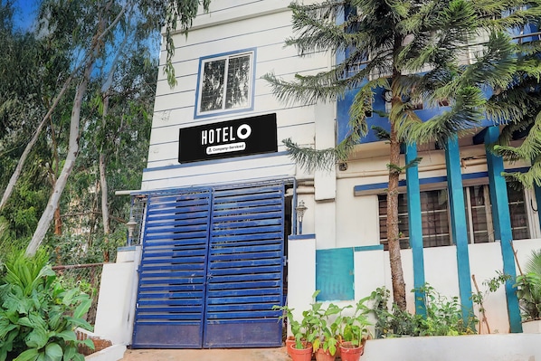 A hotel with a sign indicating it is company-serviced. - Hotel O Kogilu Bus Terminal (Bangalore)