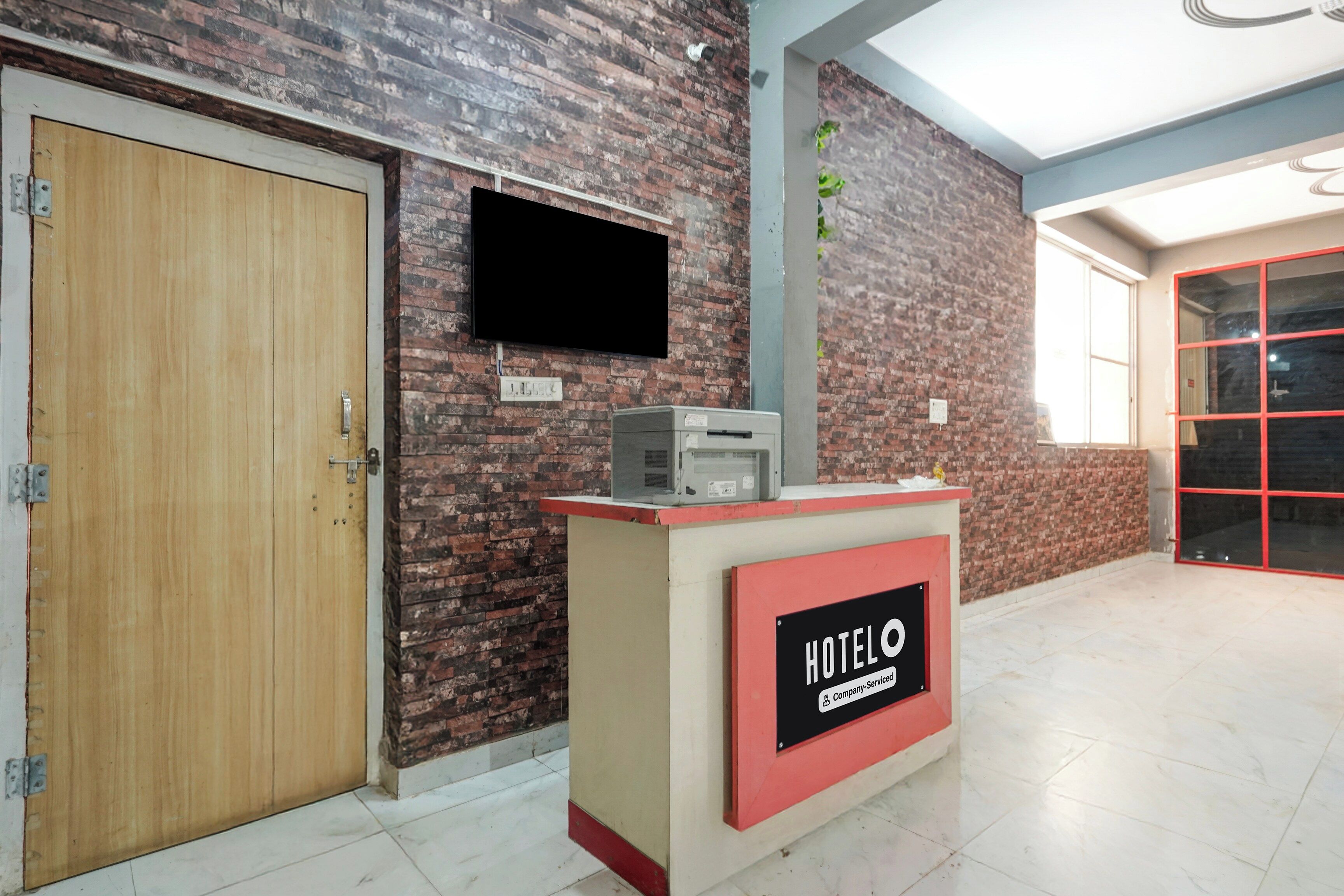 Mostrador de recepción de hotel con un cartel que indica servicio corporativo.