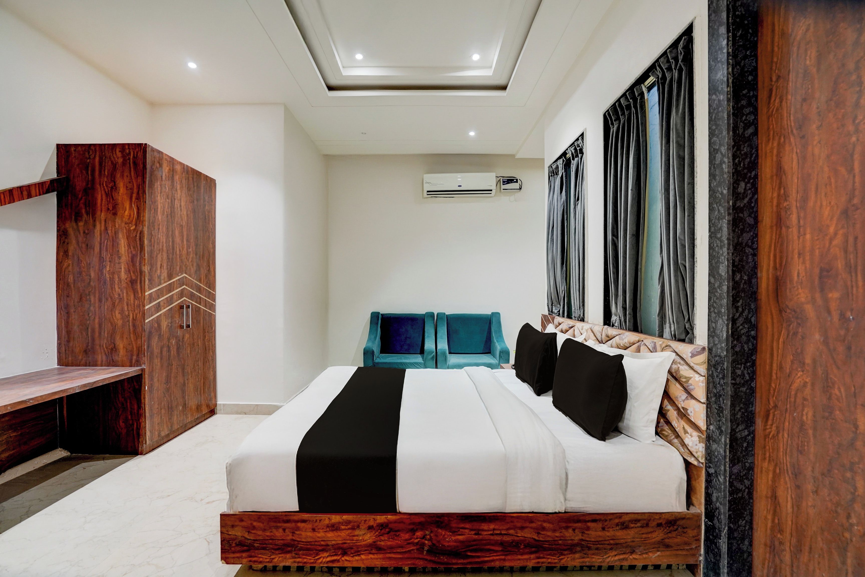 Un dormitorio moderno con cama, armario y aire acondicionado.