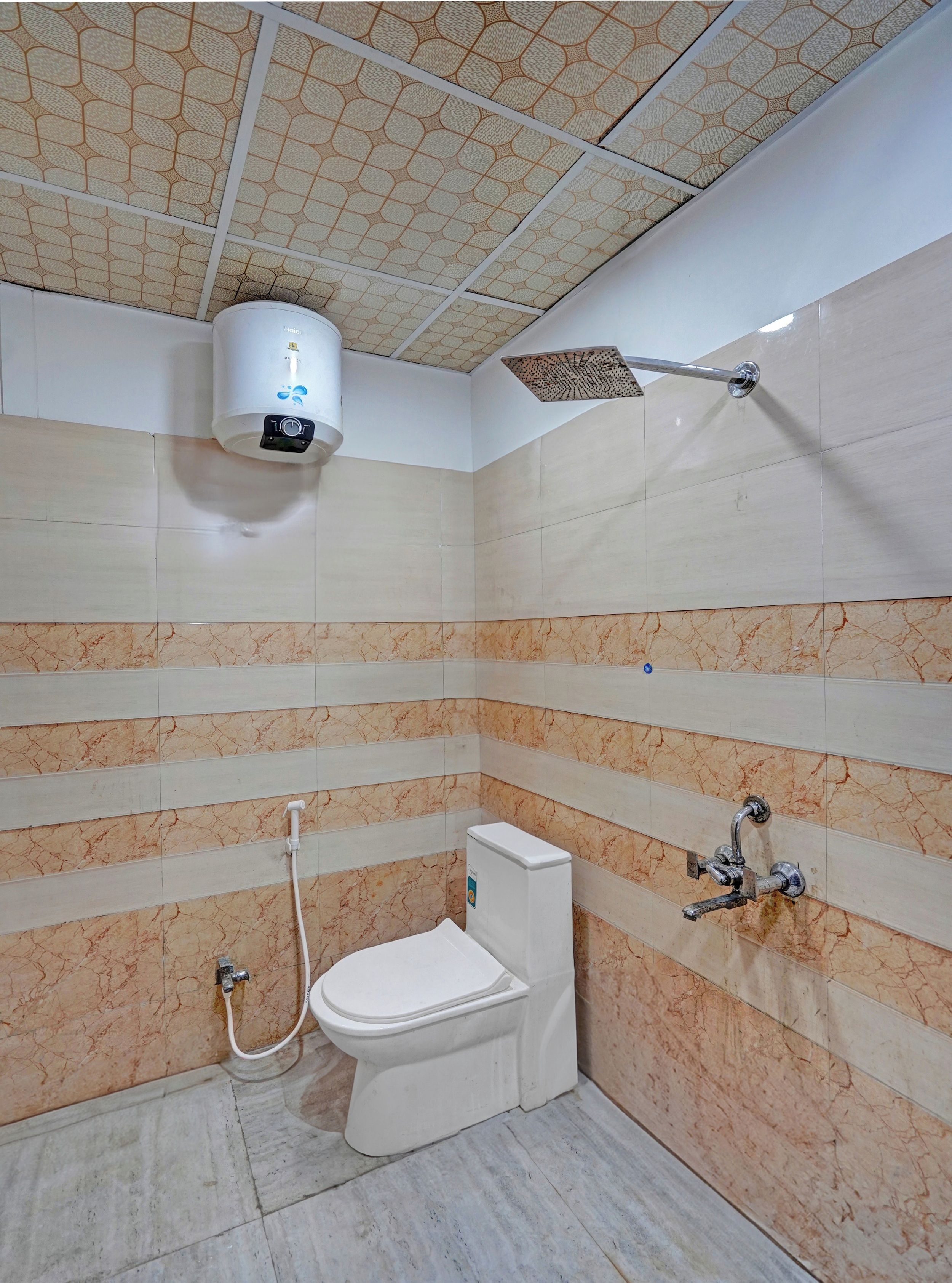 Un baño con inodoro, ducha y secador de manos.