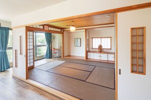 A traditional Japanese room with tatami flooring, sliding doors, and a shoji screen. - Beautiful parkview 3-bedroom condo with AC/WiFi in Hokkaido's capital Sapporo (Sapporo)