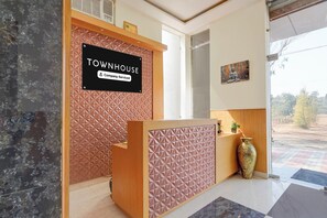 A reception desk with a sign indicating it is a company-serviced location.