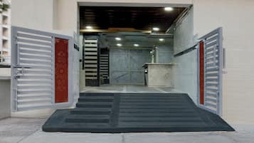 Entrada de prédio com rampa que leva a uma receção.