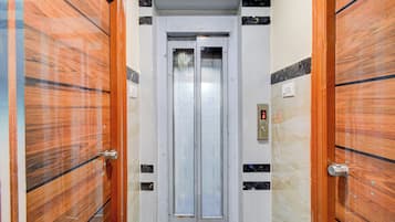 Corredor com porta que dá para um elevador.