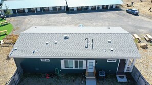 A building with a flat roof, multiple windows, and a door. - The Lassen Home, 3 bedrooms near Lake Almanor (Chester)