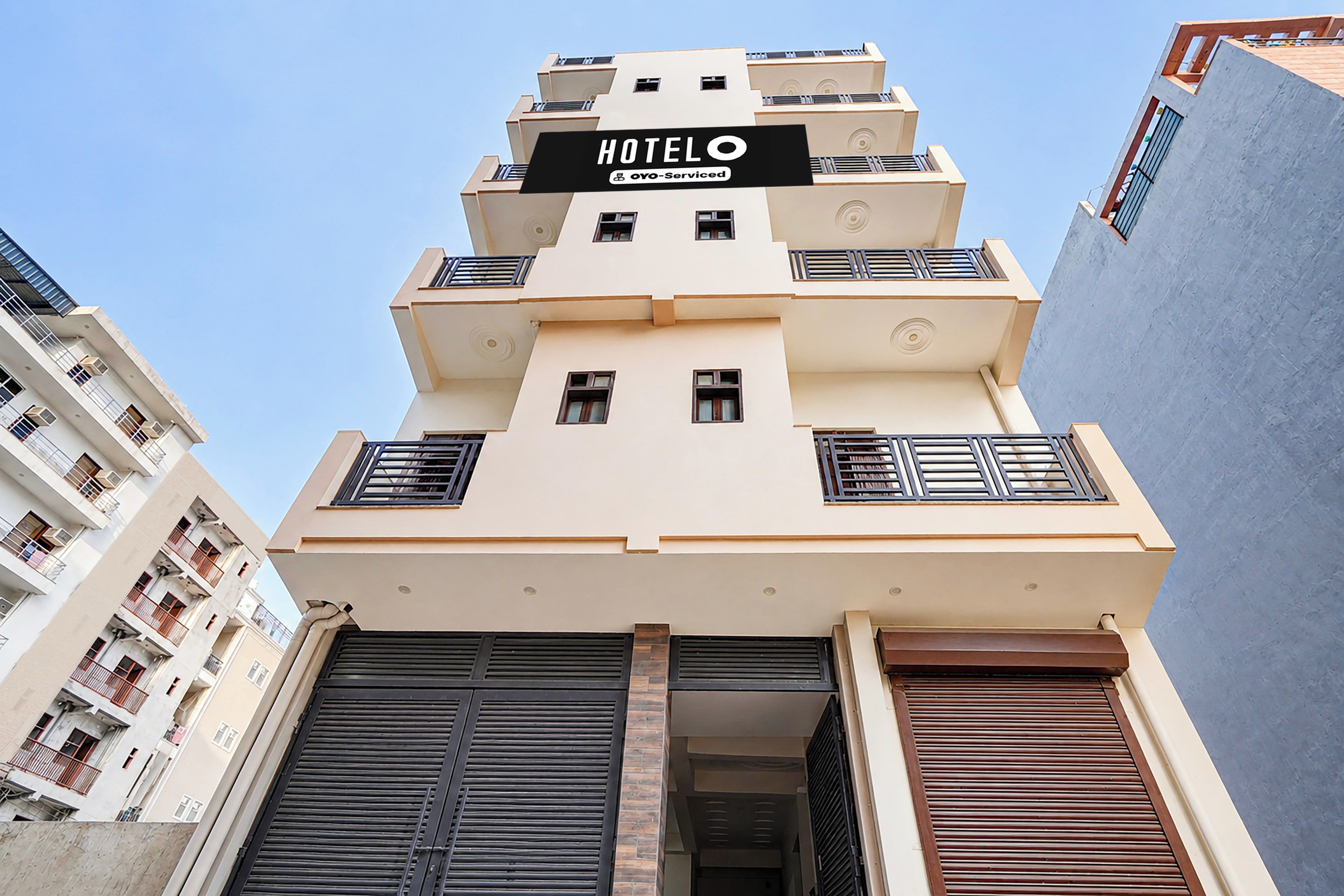 Edifici d'hotel de diverses plantes amb un rètol que indica que ofereix serveis de Oyo.