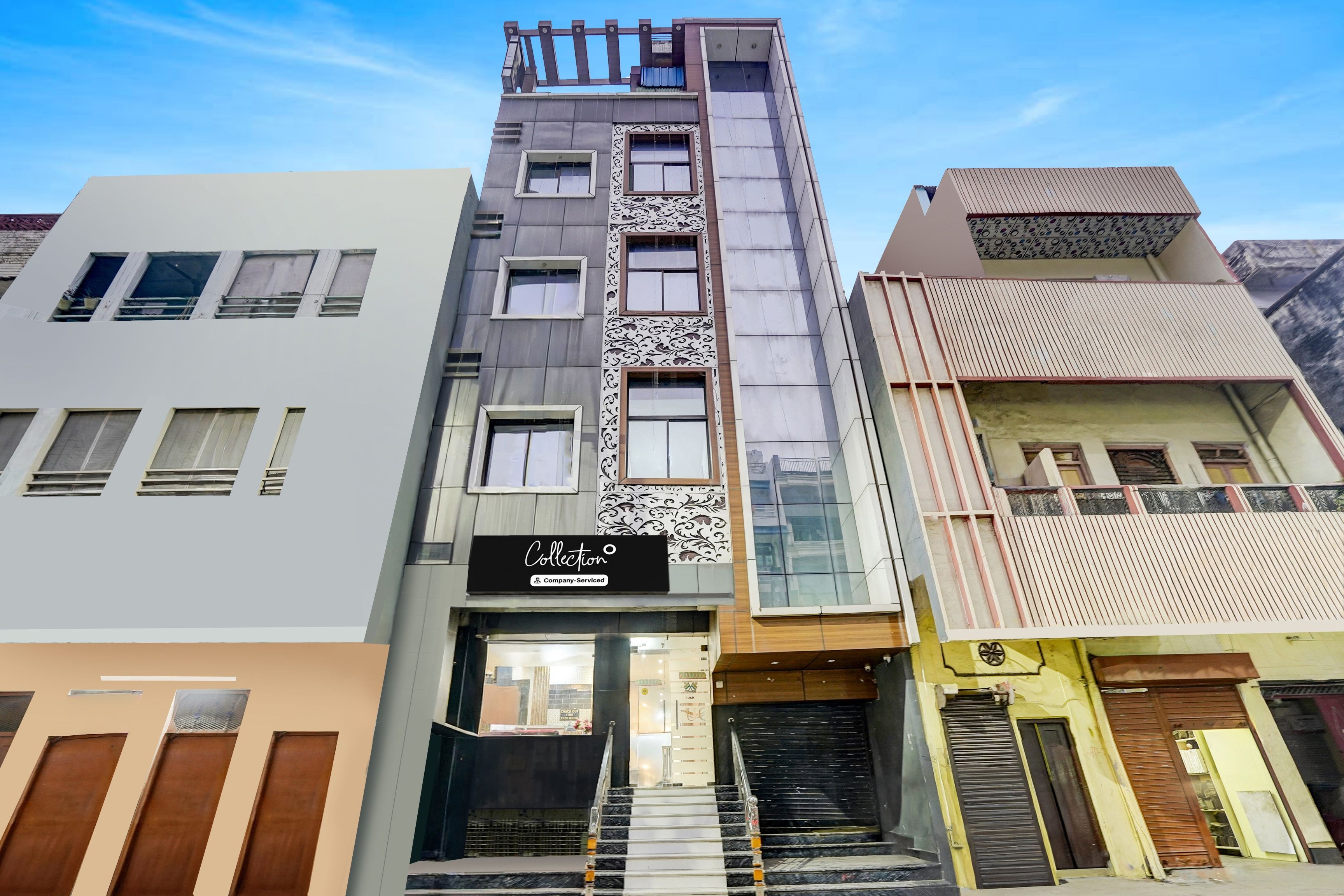 Ein mehrgeschossiges Gebäude mit moderner Fassade, mit einem gut sichtbaren 'Collection'-Schild im Erdgeschoss.