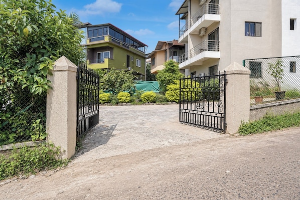 A gated entrance to a residential area with multiple apartment buildings. - Townhouse Lingmala Waterfall (Mahabaleshwar)