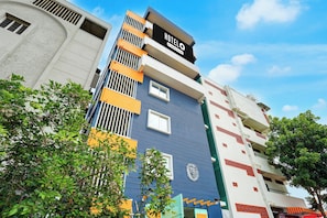 A multi-story hotel with a prominent sign, balconies, and a lion emblem.