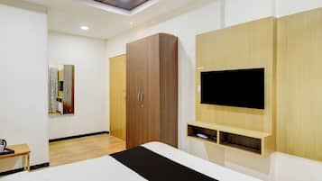 Un dormitorio moderno con cama, armario y televisor montado.