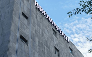 Un edificio con el letrero 'BROWNING' en su fachada.