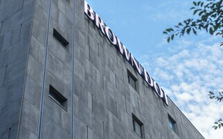 Un edificio con el letrero 'BROWNING' en su fachada.