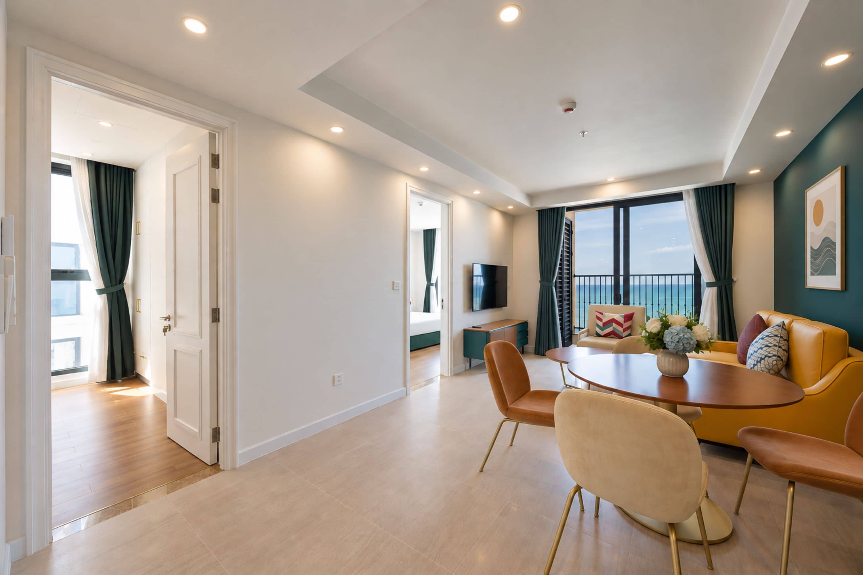 Un salon moderne comprenant un coin repas, un téléviseur à écran plat et un balcon avec vue.