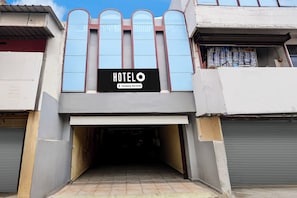 A hotel entrance with a sign indicating it's company-serviced.