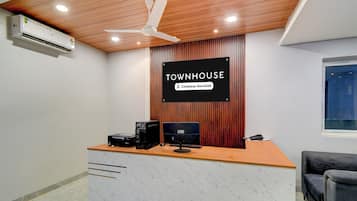 Mostrador de recepción con un cartel que indica que es una casa adosada de servicio de empresa.
