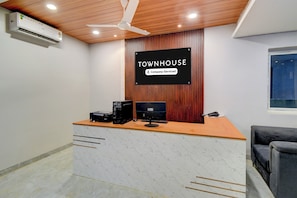 Uma receção com uma placa a indicar que é uma townhouse de serviço da empresa.