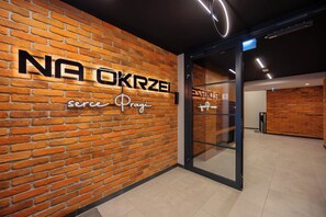 A brick wall with a sign that reads 'NA OKRZEJ SERCE Pragi'. - Comfortable Apartment in Warsaw with Workspace by Noclegi Renters (Warszawa)