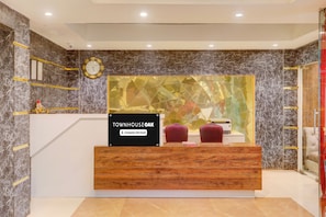 Balcão de atendimento com placa indicando serviço da empresa.