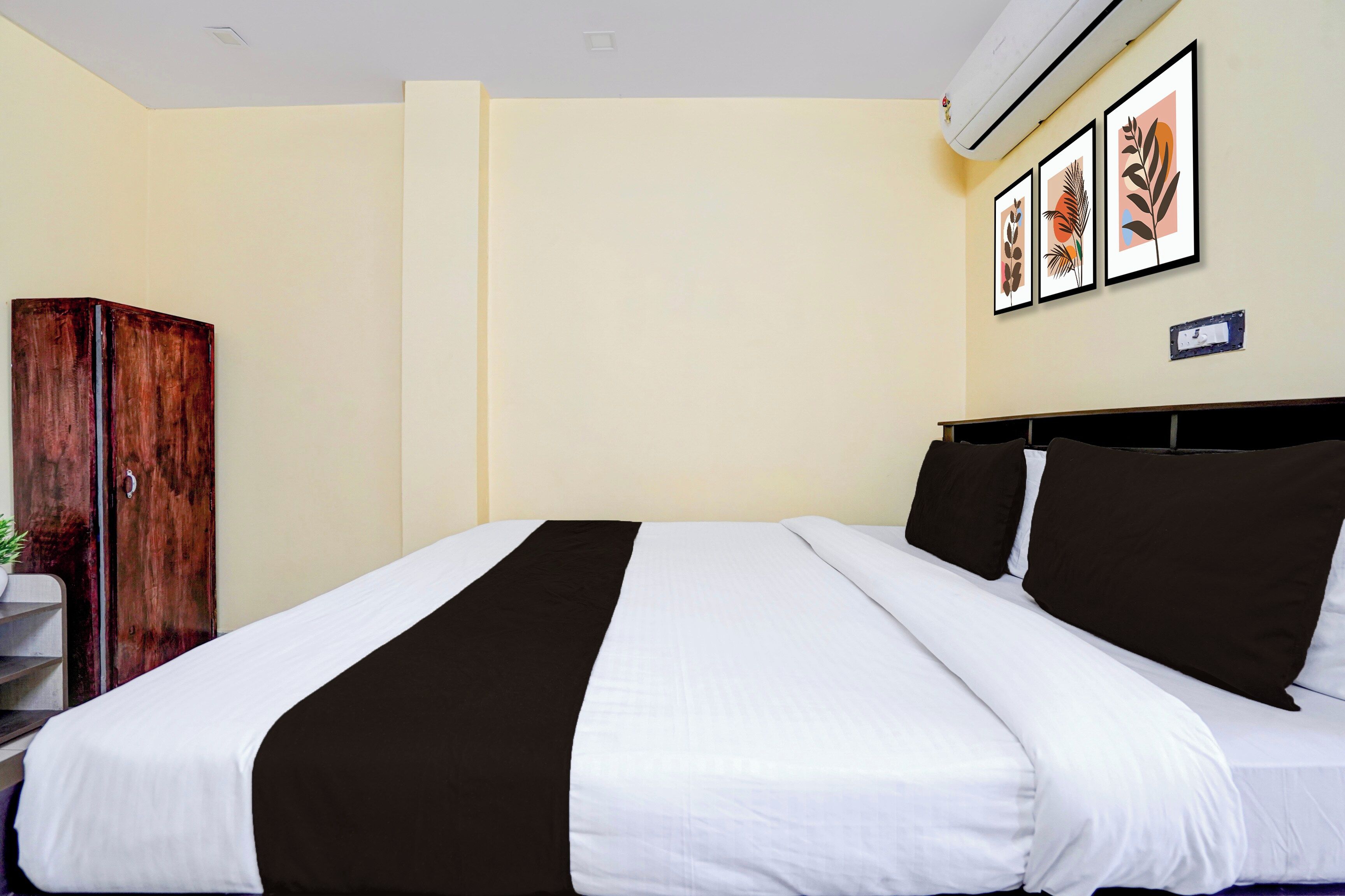 Ein Hotelzimmer mit einem Bett, einem Kleiderschrank und einer Wand-Klimaanlage.