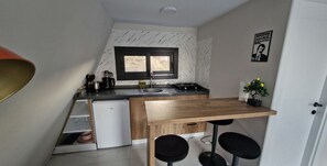 Private kitchen - Charming Bungalow with Private Hot Pool in Seferihisar, Türkiye (Seferihisar)