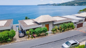 A residential area with houses featuring flat roofs and a street in front. - Kamala Beach frontline sea view villa (Kamala, Kathu District,)