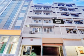 A multi-story building with a sign indicating it is a hotel. - Hotel O by OYO Clock Tower Ludhiana (Ludhiana)