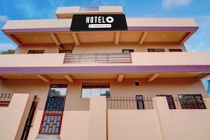 Un bâtiment d’hôtel portant une enseigne indiquant qu’il propose des services aux entreprises.