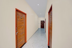 Un pasillo con puertas de madera, con los números 207 y 208, que conduce a una habitación.