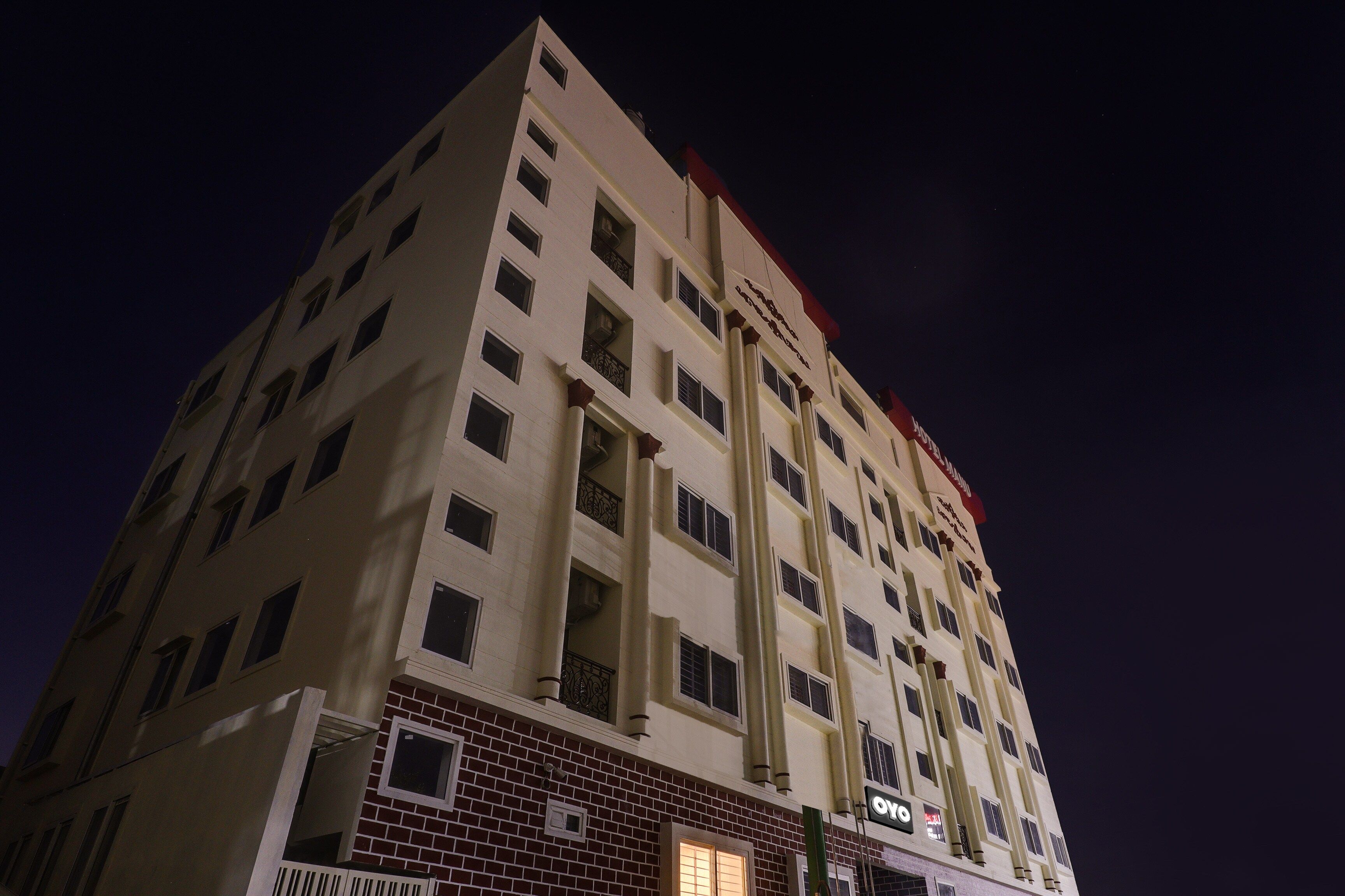 Un edificio de hotel de varios pisos con un letrero llamativo en la parte superior.