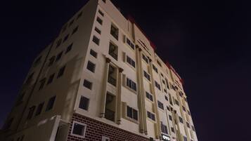Un edificio de hotel de varios pisos con un letrero llamativo en la parte superior.