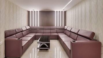 Una sala de estar moderna con un sofá seccional en forma de L, una mesa de centro de vidrio y una paleta de colores neutros.