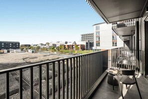A balcony with a view of a construction site and modern buildings. - Beautifully Furnished 1-Bed in the City Centre (Christchurch)