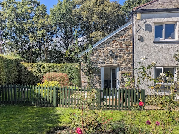 A stone house with a wooden fence and a garden. - South Nethercott Farm Annexe (Okehampton - Whiddon Down)