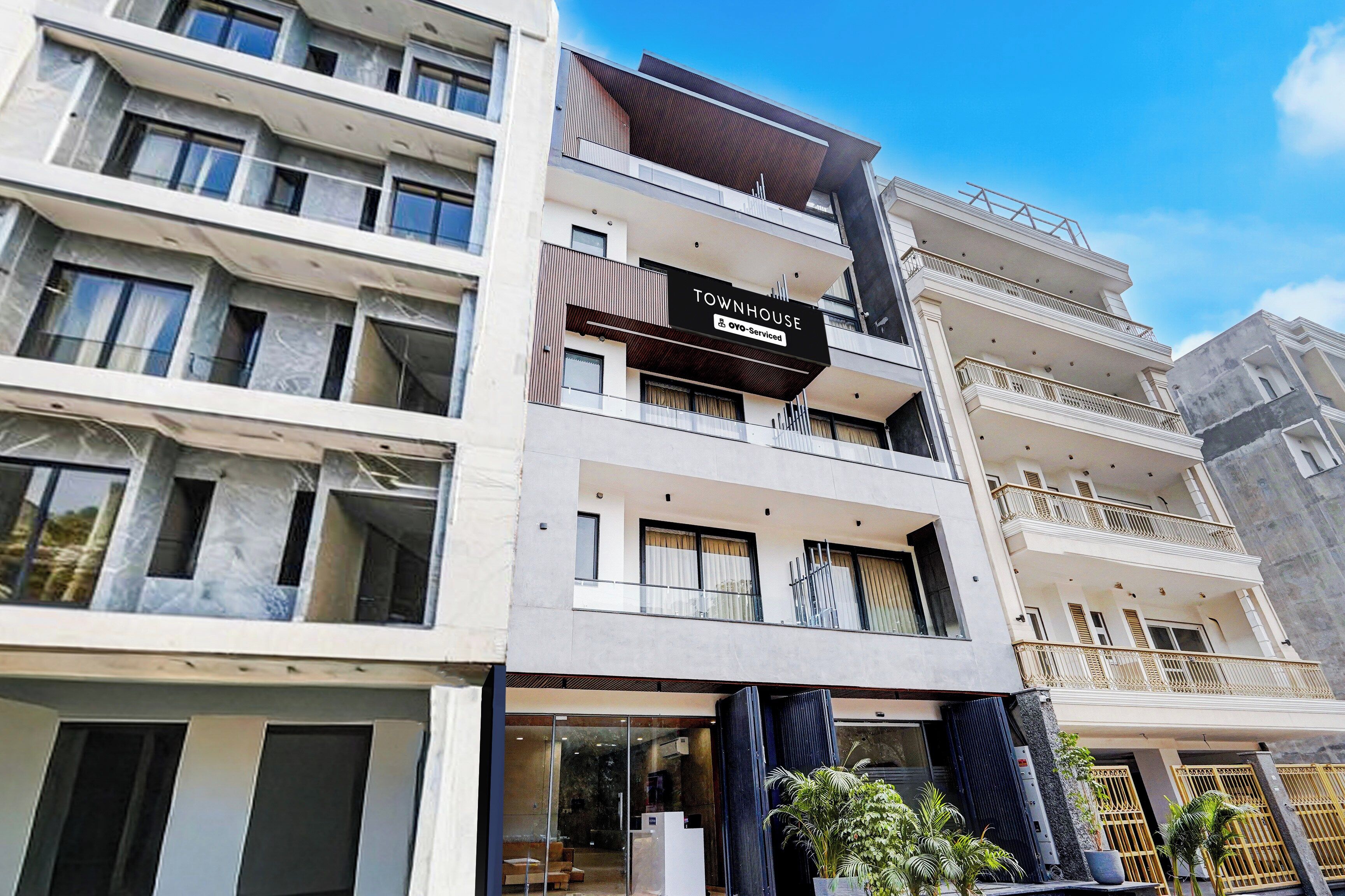 Un immeuble à plusieurs étages, sur lequel on peut lire une enseigne indiquant qu’il s’agit d’un immeuble proposant des appartements avec services.