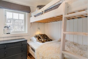 A bunk bed room with a window, a dresser, and a lamp. - FA674- 5 Bedrooms, Private Sauna and Ski Access (Trysil)