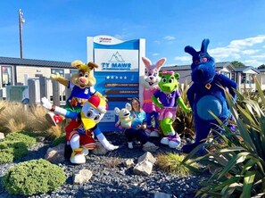 Placa de Parkdean Resorts com mascotes na frente.