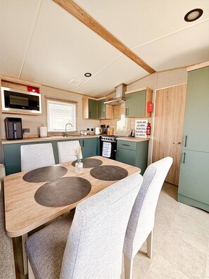 Dining - The Retreat - A Luxurious Caravan in Towyn, Wales (Towyn)
