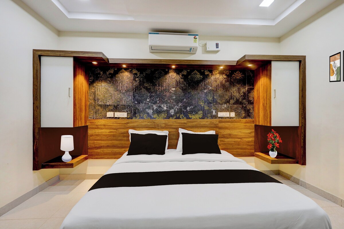 Une chambre moderne avec un grand lit, un mur décoratif et un éclairage intégré.