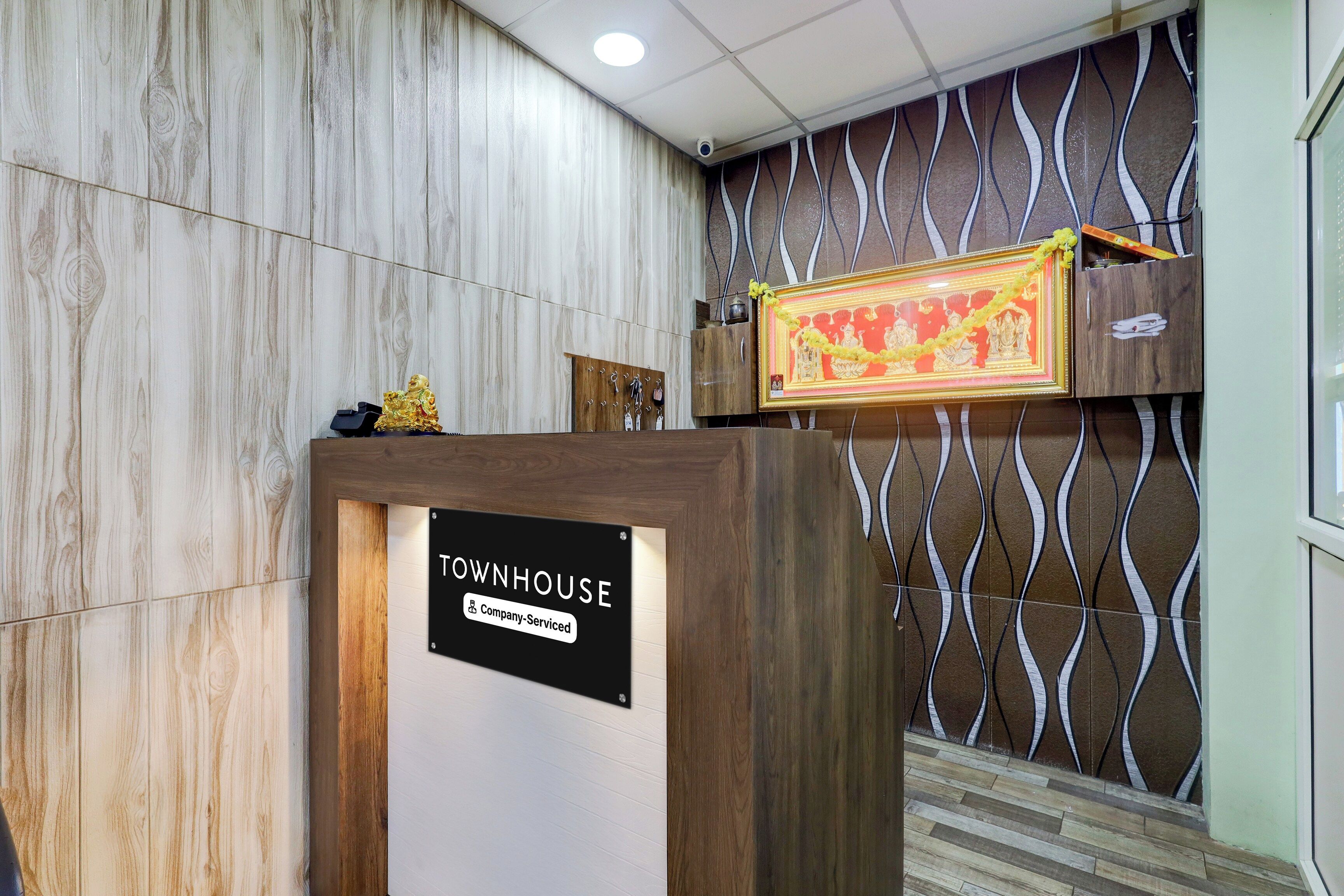 Un comptoir d’accueil avec un panneau indiquant qu’il s’agit d’une zone desservie par l’entreprise.