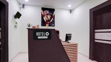 Un mostrador de recepción de hotel con un cartel que indica servicio de empresa.
