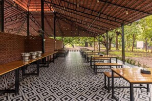 Outdoor dining - ForestFrame by the River (Kharivali Tarf Kohoj)