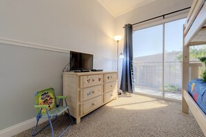 Living area - Great Location! Kissimmee Condo 5 Mi to Disney (Kissimmee)