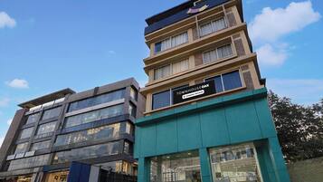 Un edificio de varios pisos con un cartel que indica que ofrece servicios para empresas.