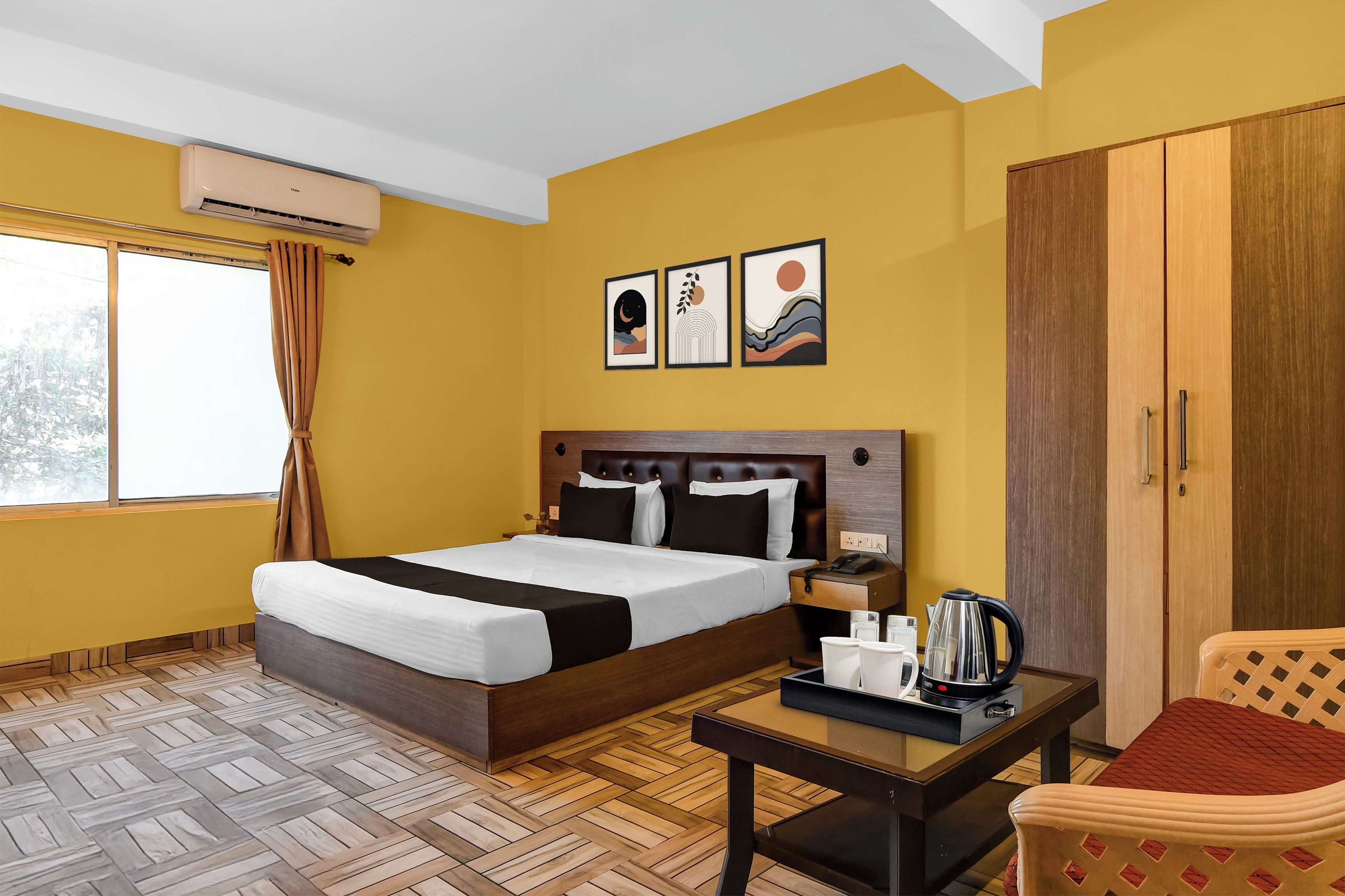 Una habitación de hotel con cama, mesita de noche y armario.