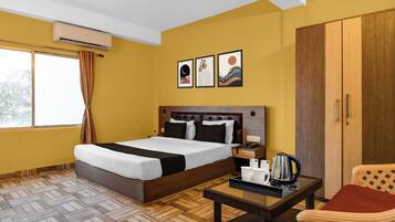 Una habitación de hotel con cama, mesita de noche y armario.