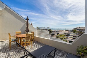 Outdoor dining - Beachfront 2br, Sea Views and Sunsets (Cape Town)